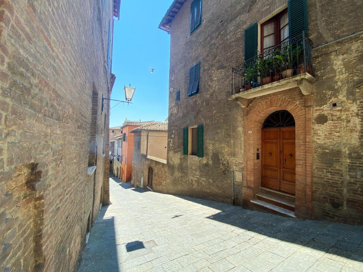 La Fonte-With Balcony Close By Piazza Del Campo Siena Exterior foto